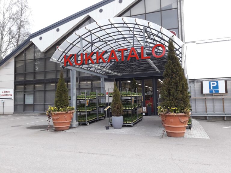 Pirilän Kukkatalon myymälän sisäänkäynti Riihimäen Uramontiellä