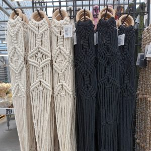 Naruamppeli punottu musta ja valkoinen