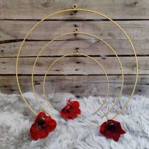 Kolme erikokoista kullanväristä metallirengasta