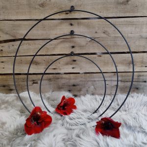 Kolme erikokoista mustaa metallirengasta