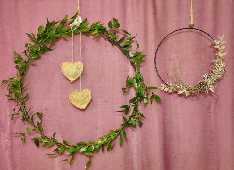 Metallirenkaat ovat monikäyttöisiä ja niitä voit hyödyntää vaikka erilaisten ovikoristeiden tai kranssien tekemiseen