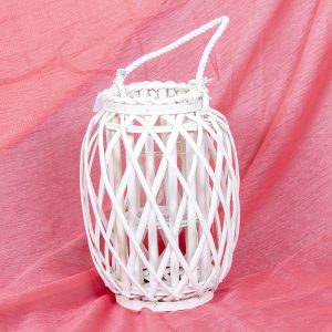 Kauniit ja kesäiset bambulyhdyt tuovat terassille