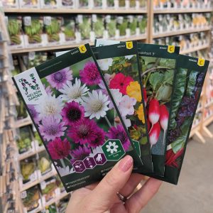 Nelson Garden annossiemenpusseissa on laaja valikoima kesäkukkia