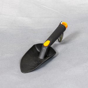 Muovinen istutuslapio on kätevä apu viherkasvien