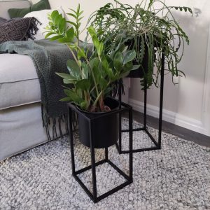 Metalliset jalalliset ruukut