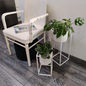 Metalliset jalalliset ruukut