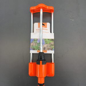 Keinusadetin 17-reikäinen 1/2" liitin kasteluletkulle huolehtii nurmikon ja istutusten kastelusta helteellä