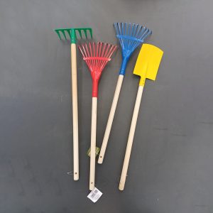 Ota lapset mukaan puutarhatöihin. Lapsille puutarhatyökalut neljässä värissä