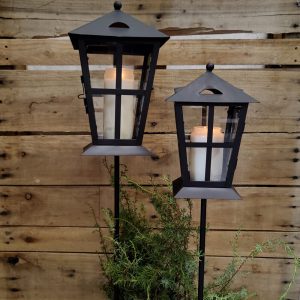 Metalliset mustat hautalyhdyt varrella