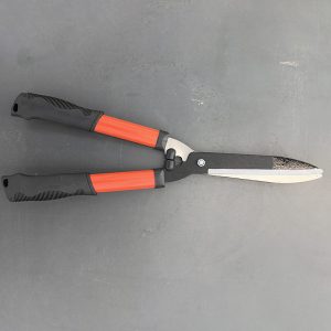 Siisti ja muotoile pensaat kätevästi pensassaksilla