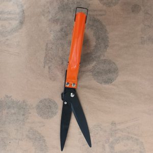 Ruohosaksien avulla siistit nurmikon reunat