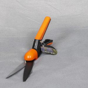 Ruohosaksissa on muotoillut ja luistamattomat kahvat joiden avulla puutarhatyöt sujuvat