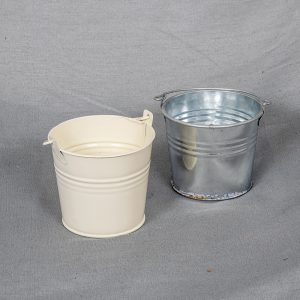 Värikkäät sinkkiämpärit ovat monikäyttöisiä esim. suojaruukkuina tai vaikka lasten hiekkaleikeissä