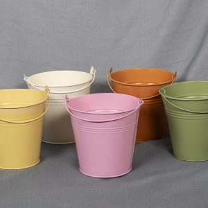 Värikkäät sinkkiämpärit ovat monikäyttöisiä esim. suojaruukkuina tai vaikka lasten hiekkaleikeissä