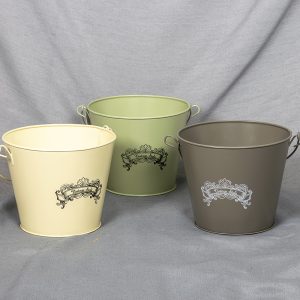 Monikäyttöinen sinkkiämpäri kahvalla.