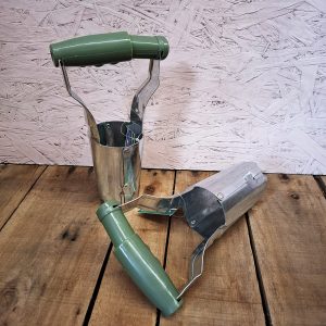 Sipulinistutuskairan avulla istutat kevään ja syksyn sipulit vaivattomasti. Sipulinistutuskaira käy myös perunoiden kylvämiseen. Paina kaira maahan