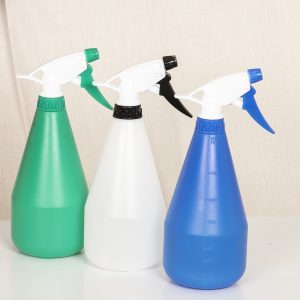 Suihkupullolla suihkuttelet viherkasvien lehdet ja pidät talven ja kevään siemenkylvöt kosteina