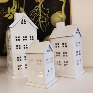Suositut ja kauniit metalliset talolyhdyt kolmessa koossa