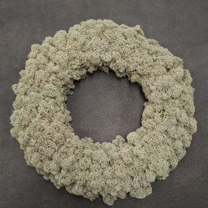 Tuotekuvassa koristelematon jäkälästä tehty kranssi