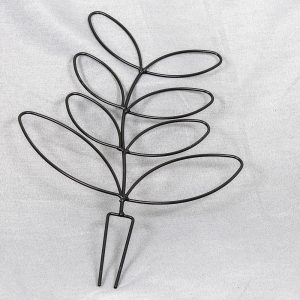 Metallinen musta kasvituki jossa lehden muoto