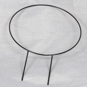 Metallinen musta kasvituki jossa pyöreä muoto