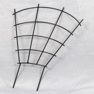 Metallinen musta kasvituki jossa ristikon muoto