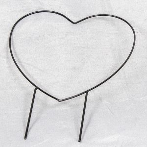 Metallinen musta kasvituki jossa sydämen muoto