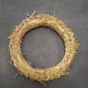 Tuotekuvassa pyöreä olkikranssi kranssipohja