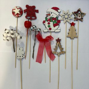 Erilaisia jouluisia koristetikkuja
