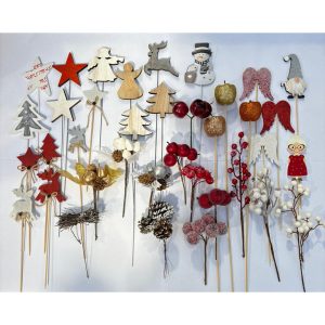 Erilaisia jouluisia koristetikkuja