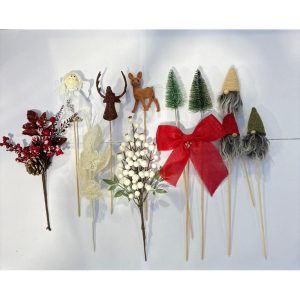 Erilaisia jouluisia koristetikkuja